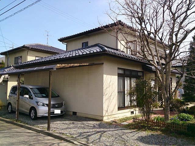 施工前<br><br>右は施工後となります。<br><br>旧塗膜（リシン下地）のパターンを変えた仕上げにさせて頂きました。高耐久性・低汚染性、環境に優しい塗料でリフレッシュ。
